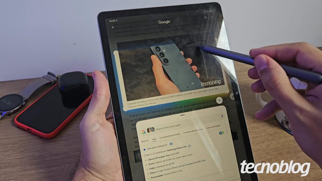 Lenovo Idea Tab sendo segurado por uma mão e a outra circulando a tela com a caneta da Lenovo