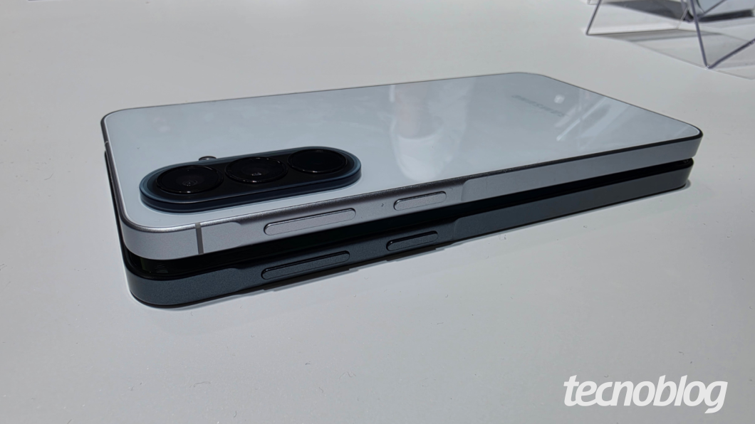 Galaxy A57 sobre Galaxy A37 em visão lateral para mostrar diferença mínima em espessura