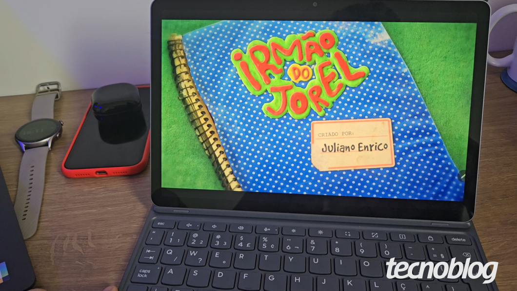 Lenovo Idea Tab com a tela ligada monstrando o desenho "Irmão do Jorel"