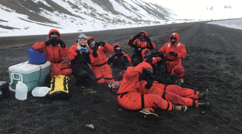 Equipe de pesquisa posando para foto