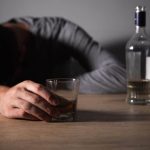 Álcool ajuda a dormir, mas prejudica qualidade do sono, revela estudo