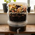 Composteira doméstica feita com balde de tinta reciclado transforma lixo orgânico em adubo em 30 dias, e cabe embaixo da pia