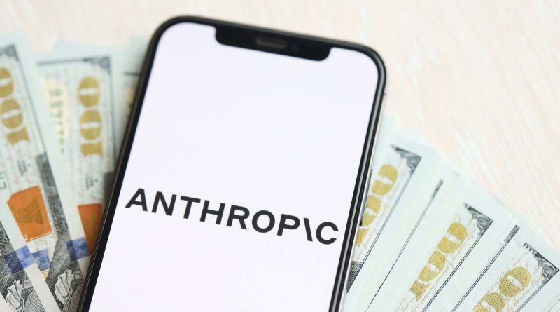 Celular com logo da Anthropic posicionado acima de notas de dólar.