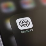 Ícone do aplicativo ChatGPT exibido na tela de um smartphone