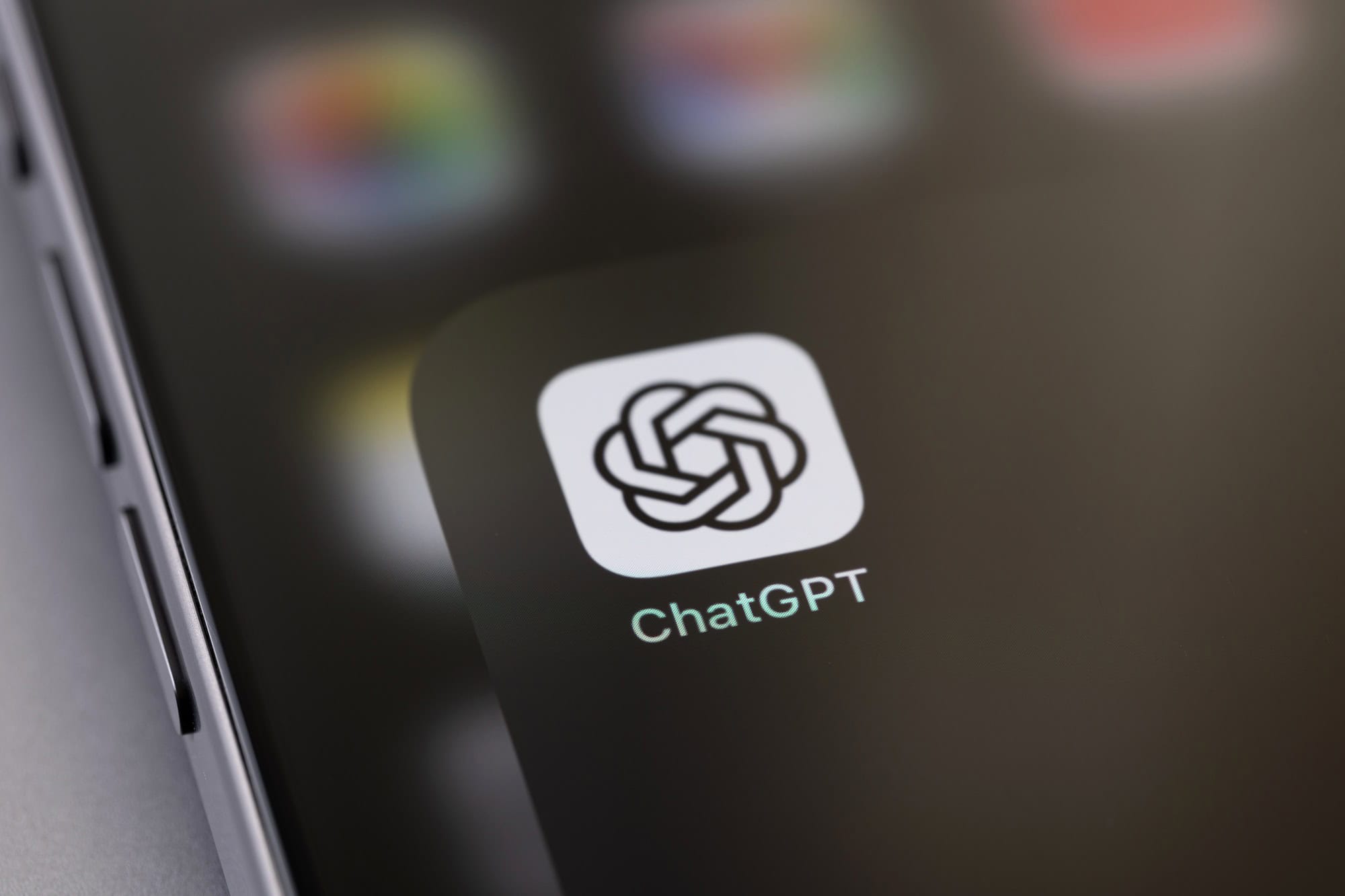 Ícone do aplicativo ChatGPT exibido na tela de um smartphone