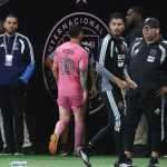 Messi sai de campo com dores no último jogo antes de se apresentar à seleção; técnico tranquiliza