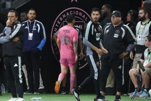 Messi sai de campo com dores no último&hellip;