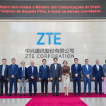 O ministro e outras autoridades na sede da ZTE