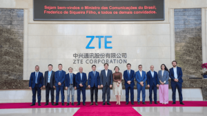 O ministro e outras autoridades na sede da ZTE