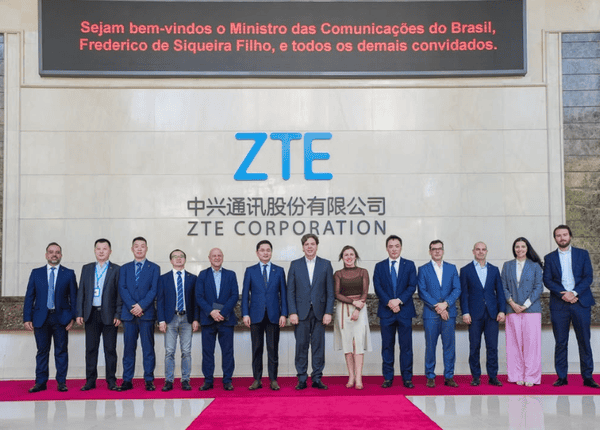 O ministro e outras autoridades na sede da ZTE