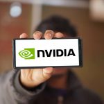 Pessoa segurando, na altura da cabeça, um smartphone na horizontal, no qual é visto o logo da Nvidia