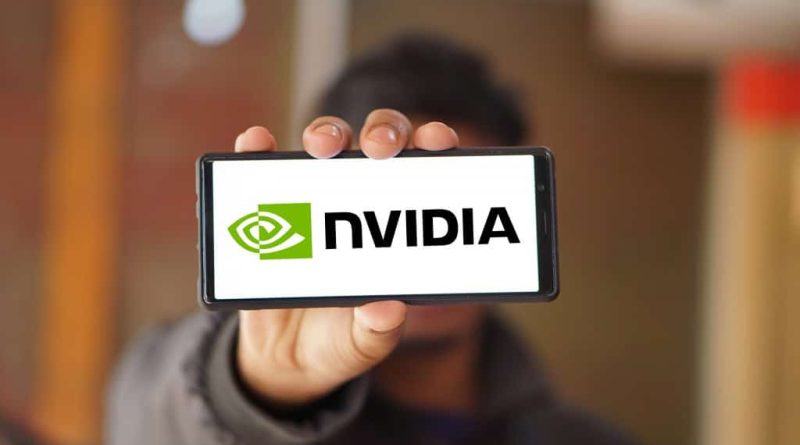Pessoa segurando, na altura da cabeça, um smartphone na horizontal, no qual é visto o logo da Nvidia