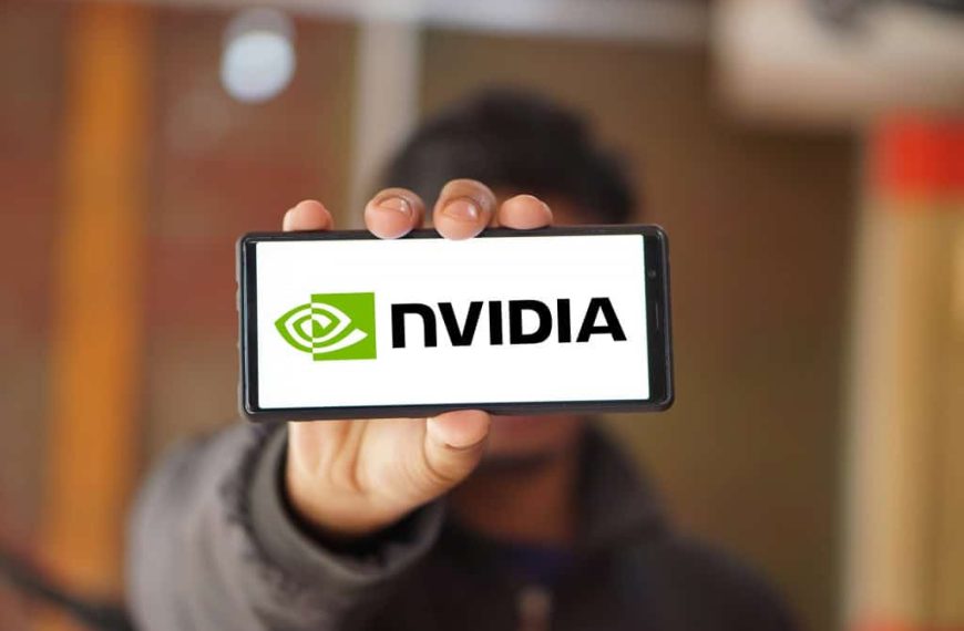 Pessoa segurando, na altura da cabeça, um smartphone na horizontal, no qual é visto o logo da Nvidia
