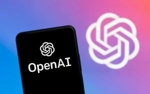 Logo da OpenAI em um smartphone e ao fundo