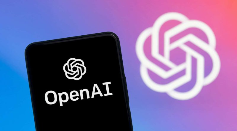 Logo da OpenAI em um smartphone e ao fundo