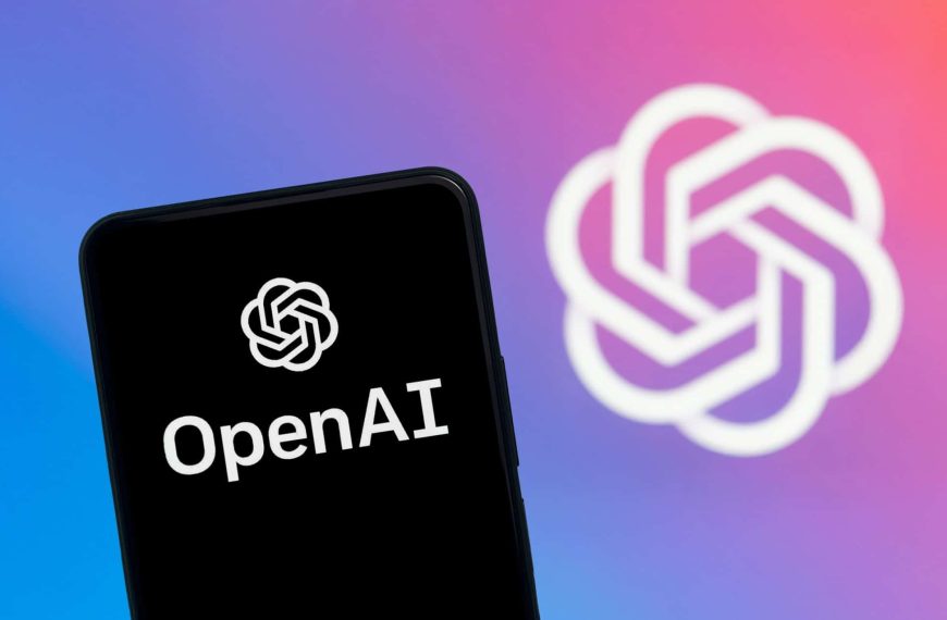 Logo da OpenAI em um smartphone e ao fundo