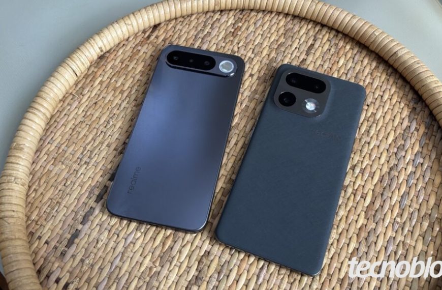 Dois smartphones cinza escuro virados para baixo, em uma bandeja de vime