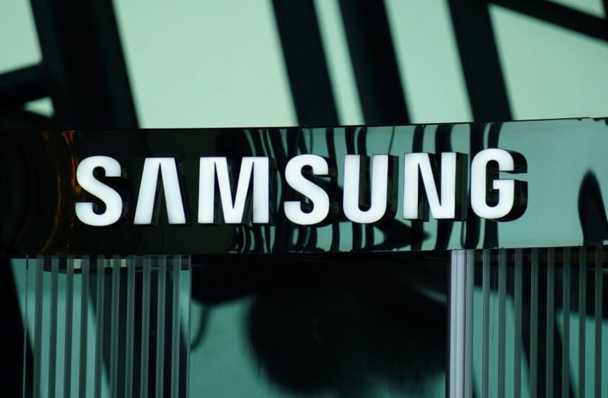 Logo da Samsung em uma placa