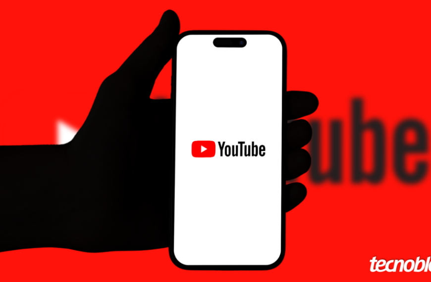 Mão segurando um celular que exibe o YouTube, com um fundo de cor vermelha. Na parte inferior direita, está o logotipo do 