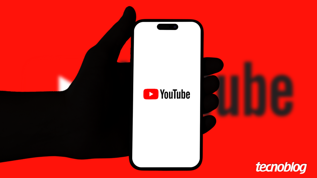 Mão segurando um celular que exibe o YouTube, com um fundo de cor vermelha. Na parte inferior direita, está o logotipo do 