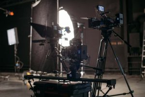 Equipamentos de filmagem e câmeras profissionais em um estúdio de produção audiovisual