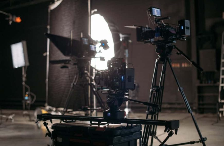 Equipamentos de filmagem e câmeras profissionais em um estúdio de produção audiovisual