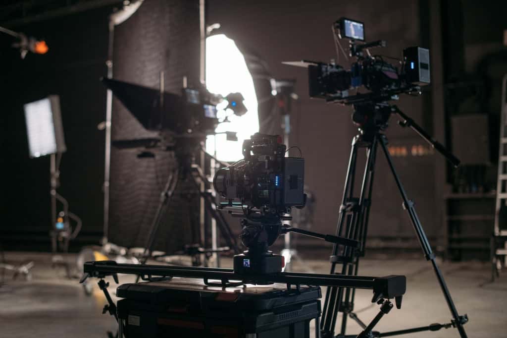 Equipamentos de filmagem e câmeras profissionais em um estúdio de produção audiovisual
