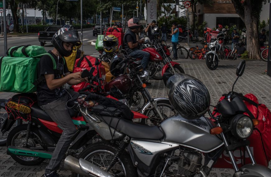 Para evitar ‘apagão’ no jogo do Brasil, apps de delivery aumentam ganhos de entregadores