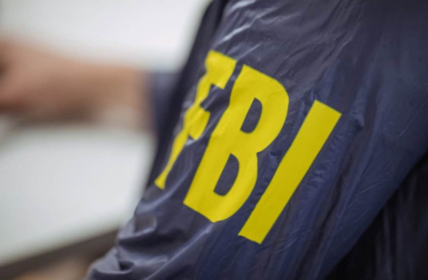 Detalhe de uniforme com a sigla FBI estampada em amarelo