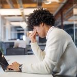 Inteligência artificial pode aumentar carga mental e fadiga no trabalho, aponta estudo