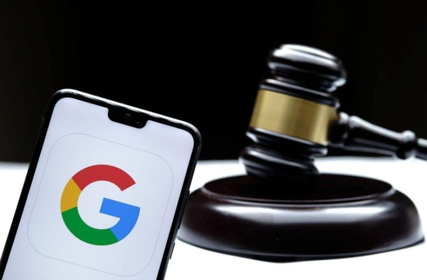 Ícone do Google em um smartphone ao lado de um martelo de juiz