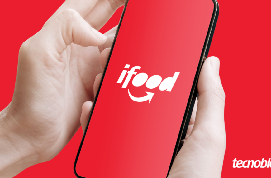 Ilustração de celular na mão com o logo do iFood na tela