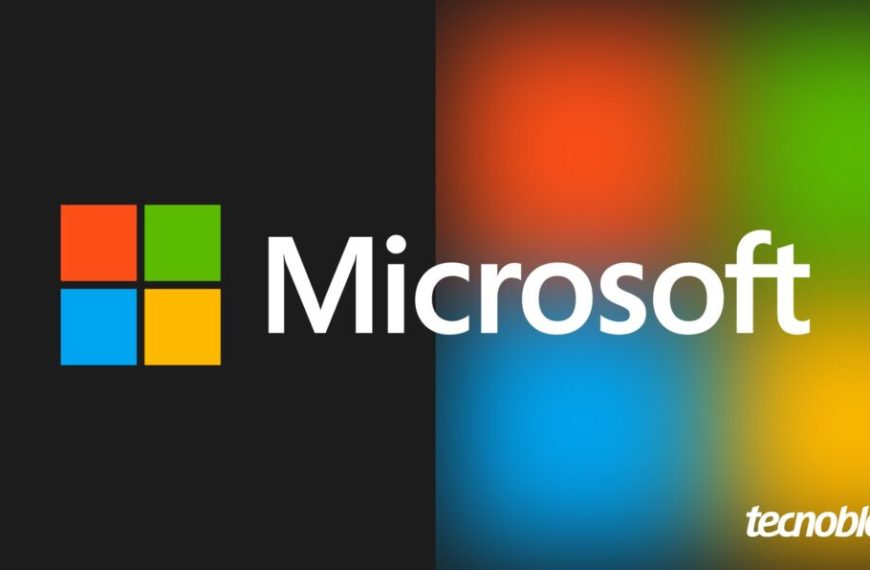 Arte com o logo da Microsoft ao centro. Na parte inferior direita, o logotipo do 