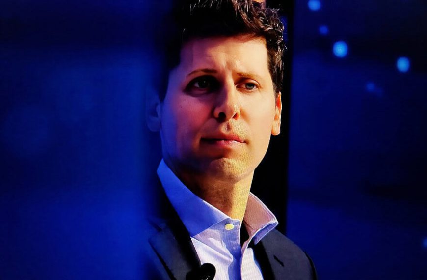 Sam Altman de lado