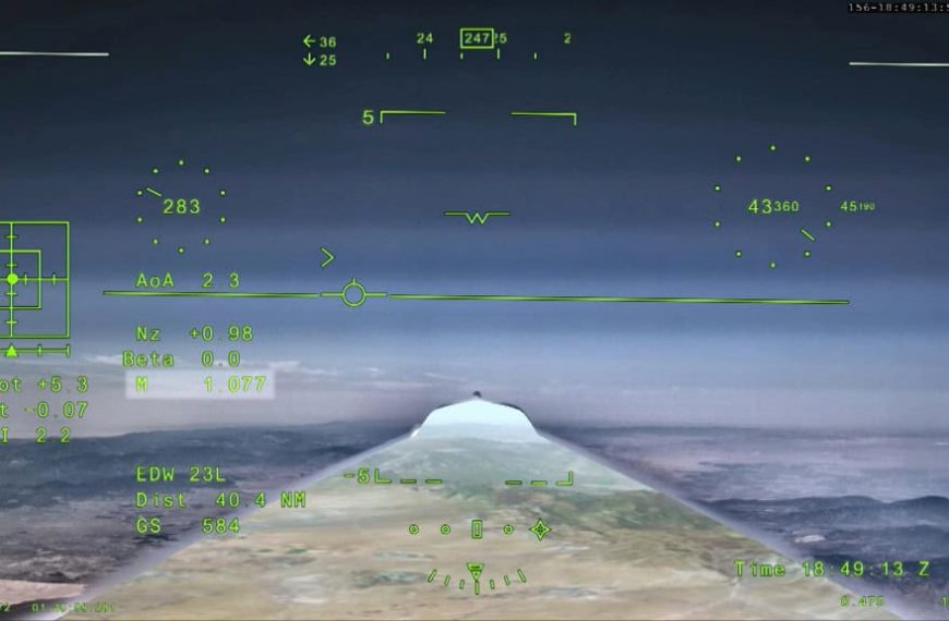 Tela do sistema de visão externa do X-59 exibe dados de voo durante o momento em que a aeronave ultrapassa a velocidade do som, atingindo Mach 1,077.