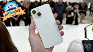 Pessoa segurando um celular iPhone branco em evento, com texto “primeday” no canto superior esquerdo