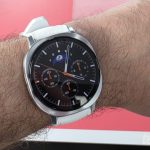 Smartwatch no pulso exibindo o recurso de pagamento por aproximação (NFC) para carteiras digitais