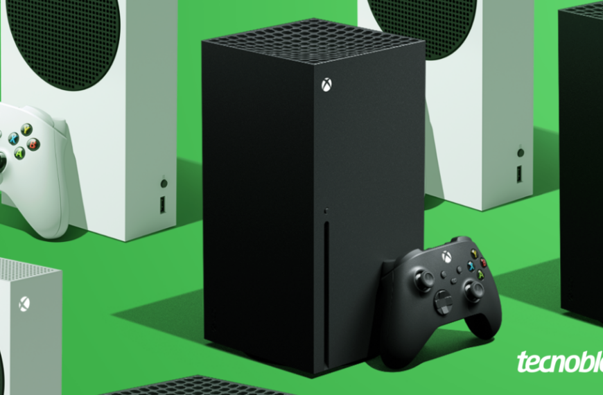 Imagem mostra múltiplos consoles Xbox Series S brancos e um Xbox Series X preto, juntamente com seus respectivos controles sem fio, dispostos sobre um fundo verde brilhante. O Xbox Series X preto está no centro, em destaque, com um controle preto ao lado. O logo da Xbox é visível em cada console e controle. Na parte inferior direita, está o logotipo do 