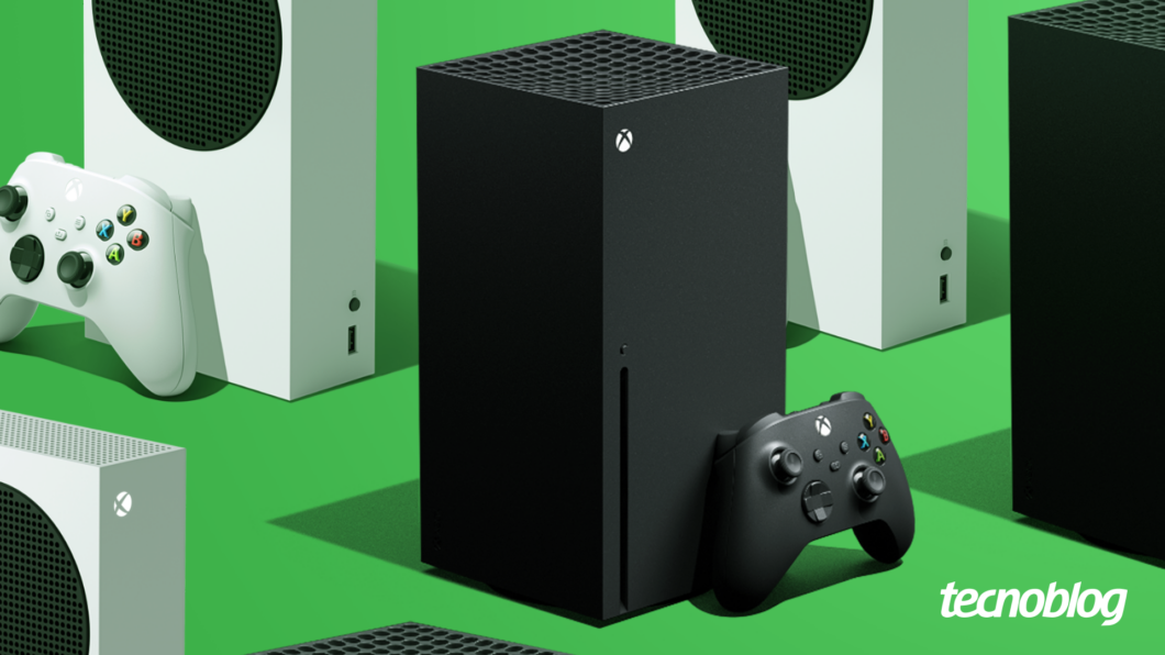 Imagem mostra múltiplos consoles Xbox Series S brancos e um Xbox Series X preto, juntamente com seus respectivos controles sem fio, dispostos sobre um fundo verde brilhante. O Xbox Series X preto está no centro, em destaque, com um controle preto ao lado. O logo da Xbox é visível em cada console e controle. Na parte inferior direita, está o logotipo do 